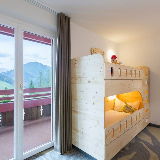 Kinderzimmer mit Stockbett im Familotel Kaiserhof