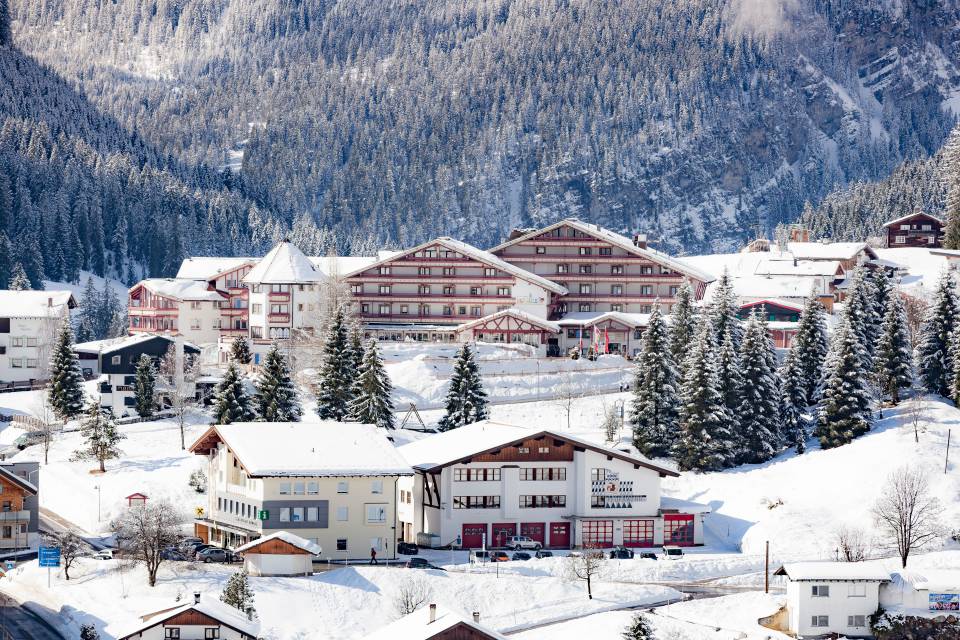 Verschneites Familotel Kaiserhof in Berwang, Tirol