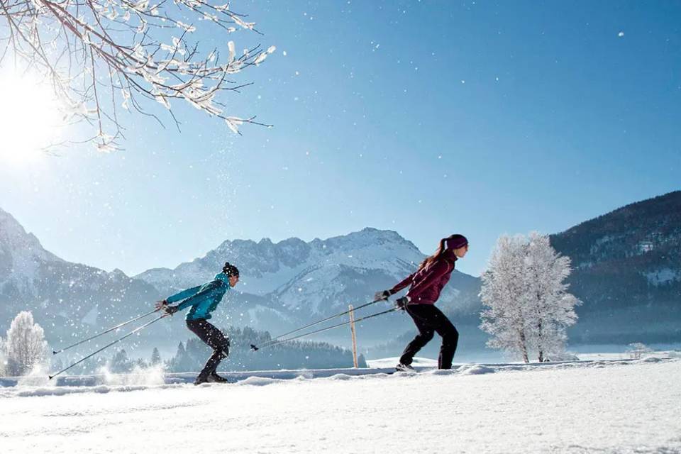 Mann und Frau beim Langlauf in Tirol, Berwang