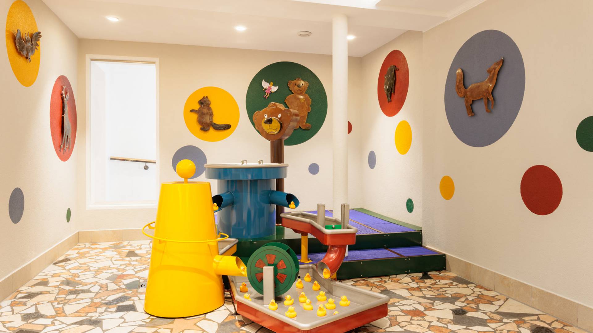 Das Wasserspiel für kleine Kinder im Spielbereich der Wasserwelt im Familotel Kaiserhof. Das Bunte Wasserspiel ist so konstruiert, dass Kleinkinder Formen, Farben und das Wasser entdecken können.  