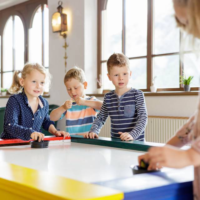 Kinder am Air Hockey