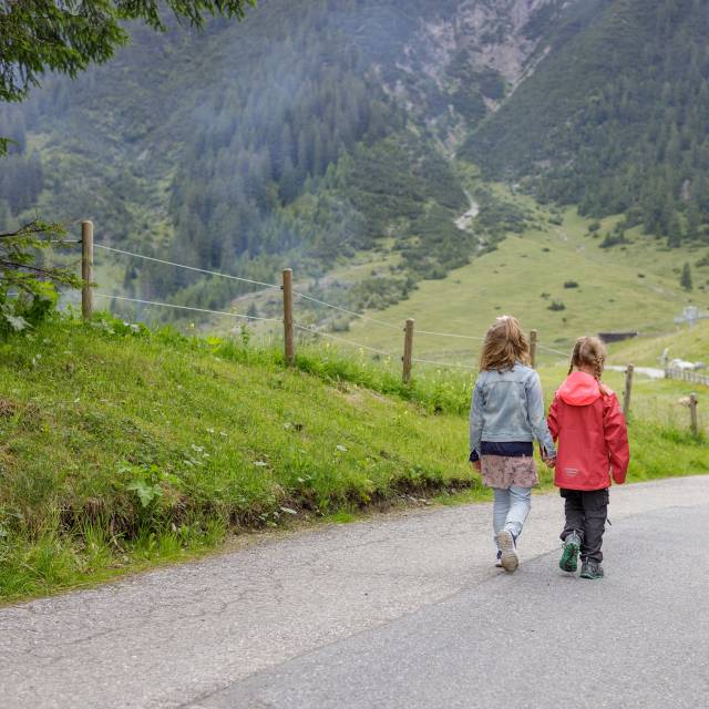 Kinder spazieren Straße herunter