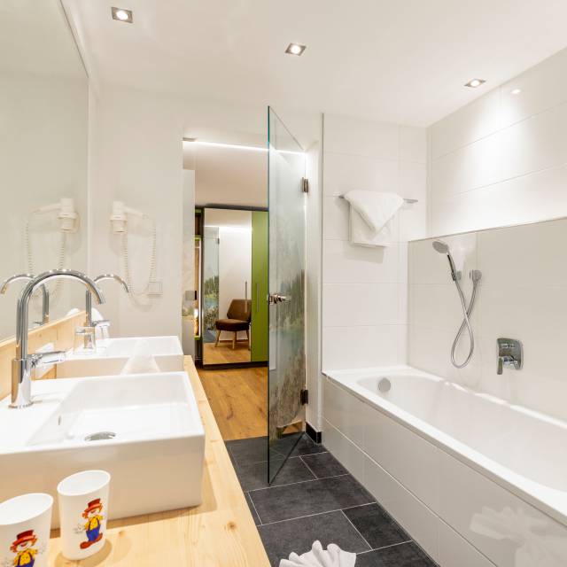 Badezimmer des Familienappartment im Familotel Kaiserhof