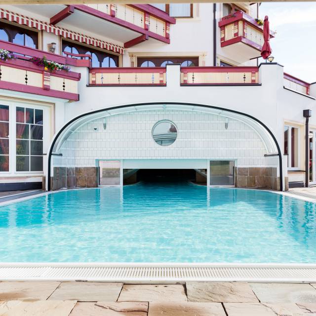 Außenbereich des Hotelpools vom Familotel Kaiserhof