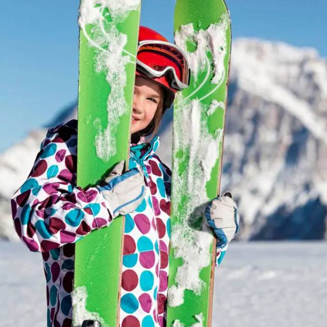 Kind mit Ski in der Hand in der Zugspitz-Arena