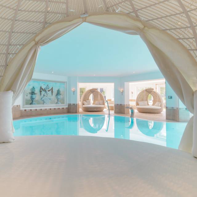 Relax-Muscheln für einen genussvollen Komfort im Poolbereich