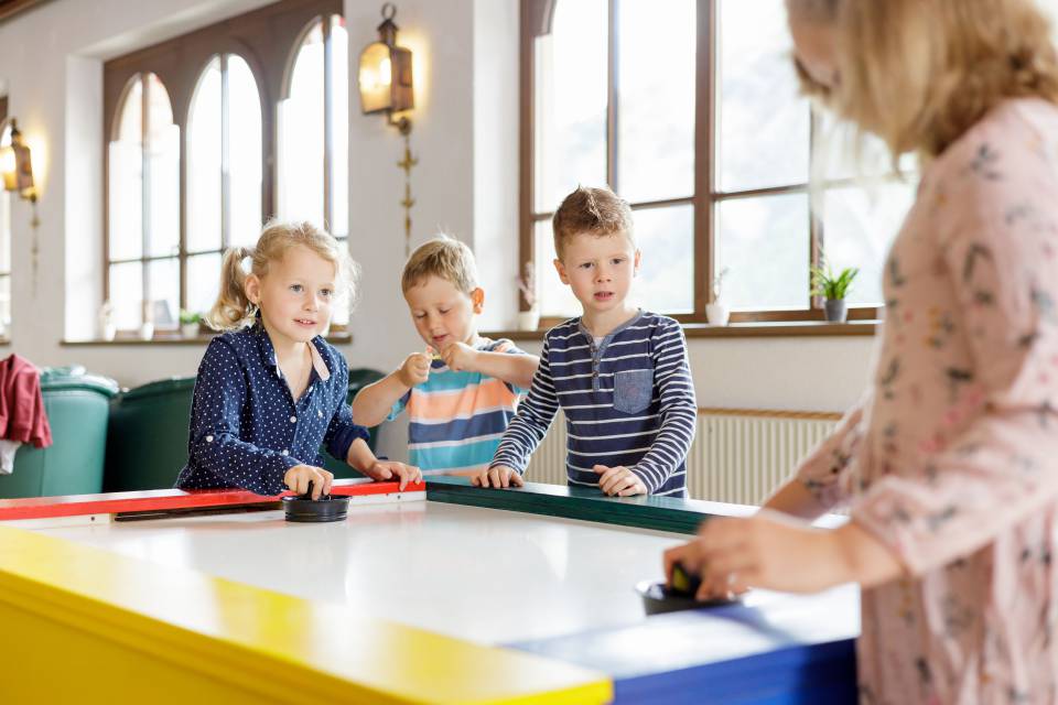 Kinder am Air Hockey