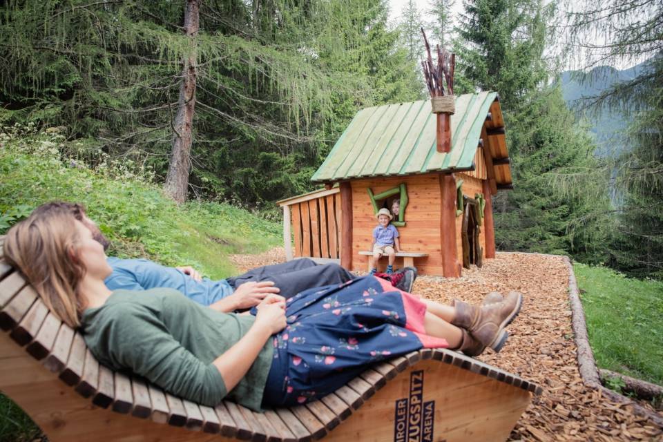 Familie beim Spielen in der Natur im Zauberwald.
