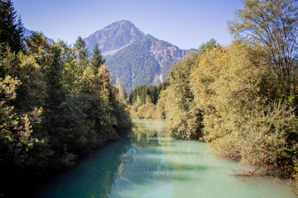 Moorlehrpfad mit Fluss und Bergblick - Familienausflug vom Familotel Kaiserhof