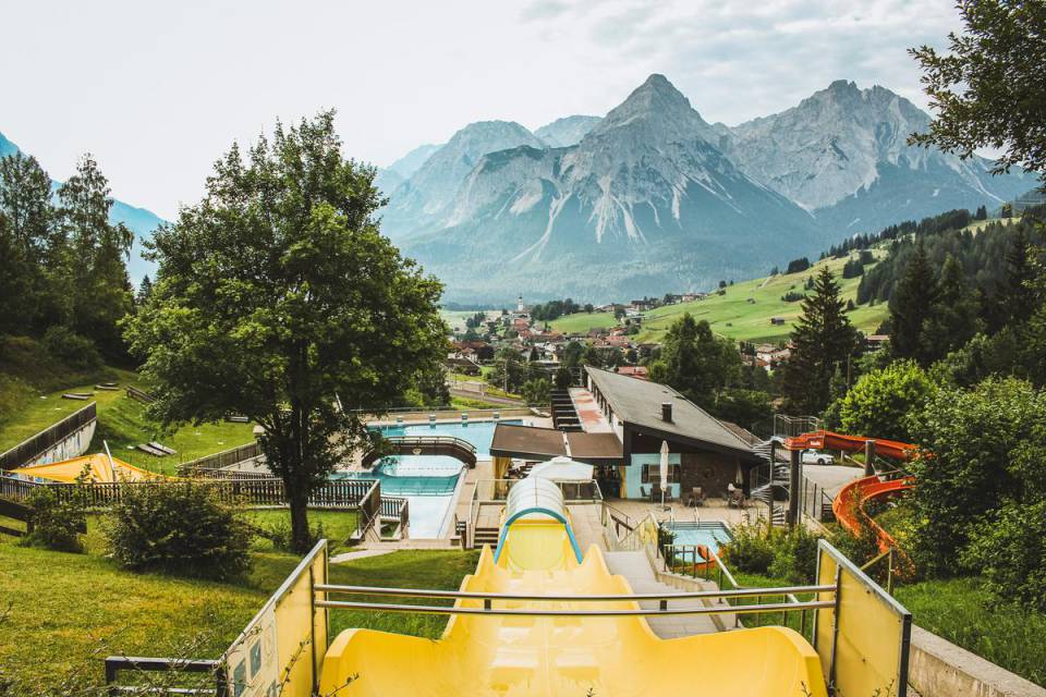 Das Panoramabad Lermoos bietet einen atemberaubenden Blick auf die Tiroler Bergwelt