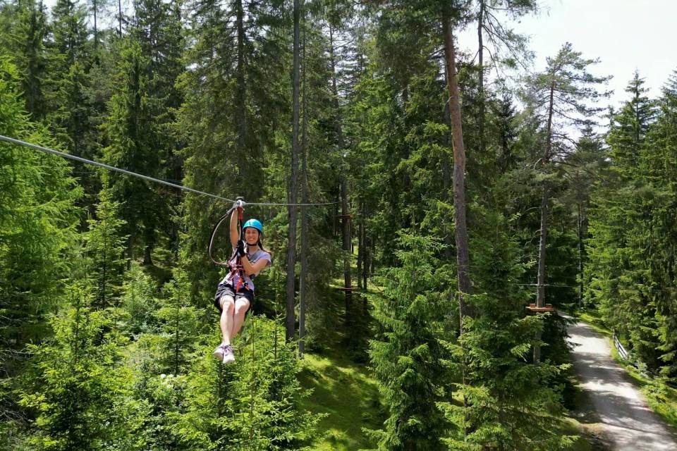 Kind auf Seilparcour im Kletterwald mit Zugspitzblick