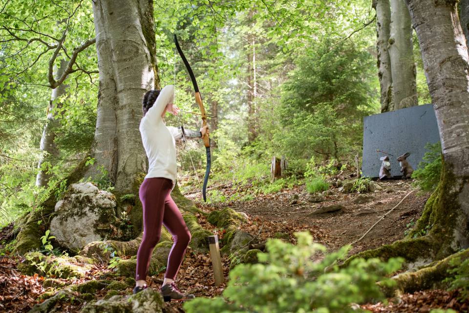 A girl practising archery in the forest – an exciting 3D archery course for families with teenagers in Tyrol