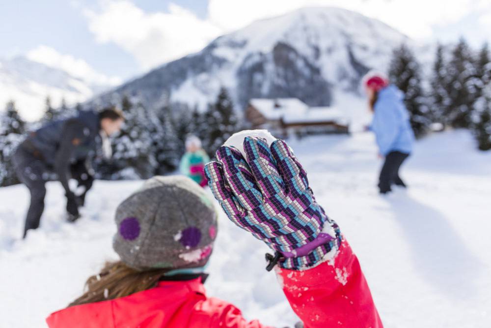 Schneenballschlacht im Winter