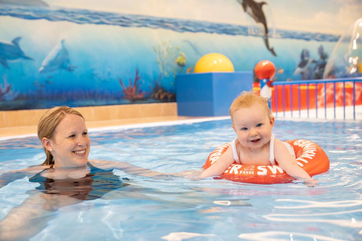 Baby im Schwimmreifen im Pool des Familotel Kaiserhof