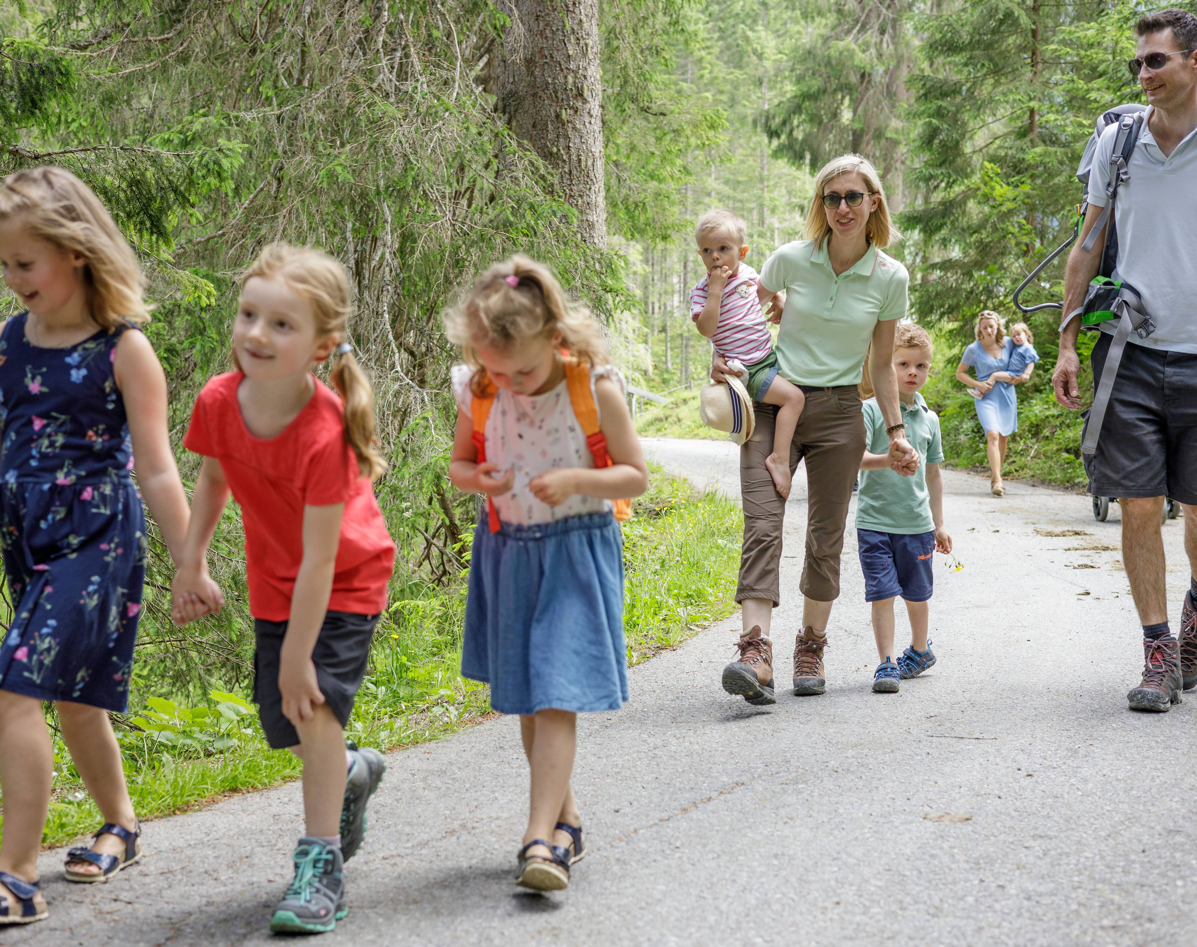 Familien wandern im Wald in Tirol