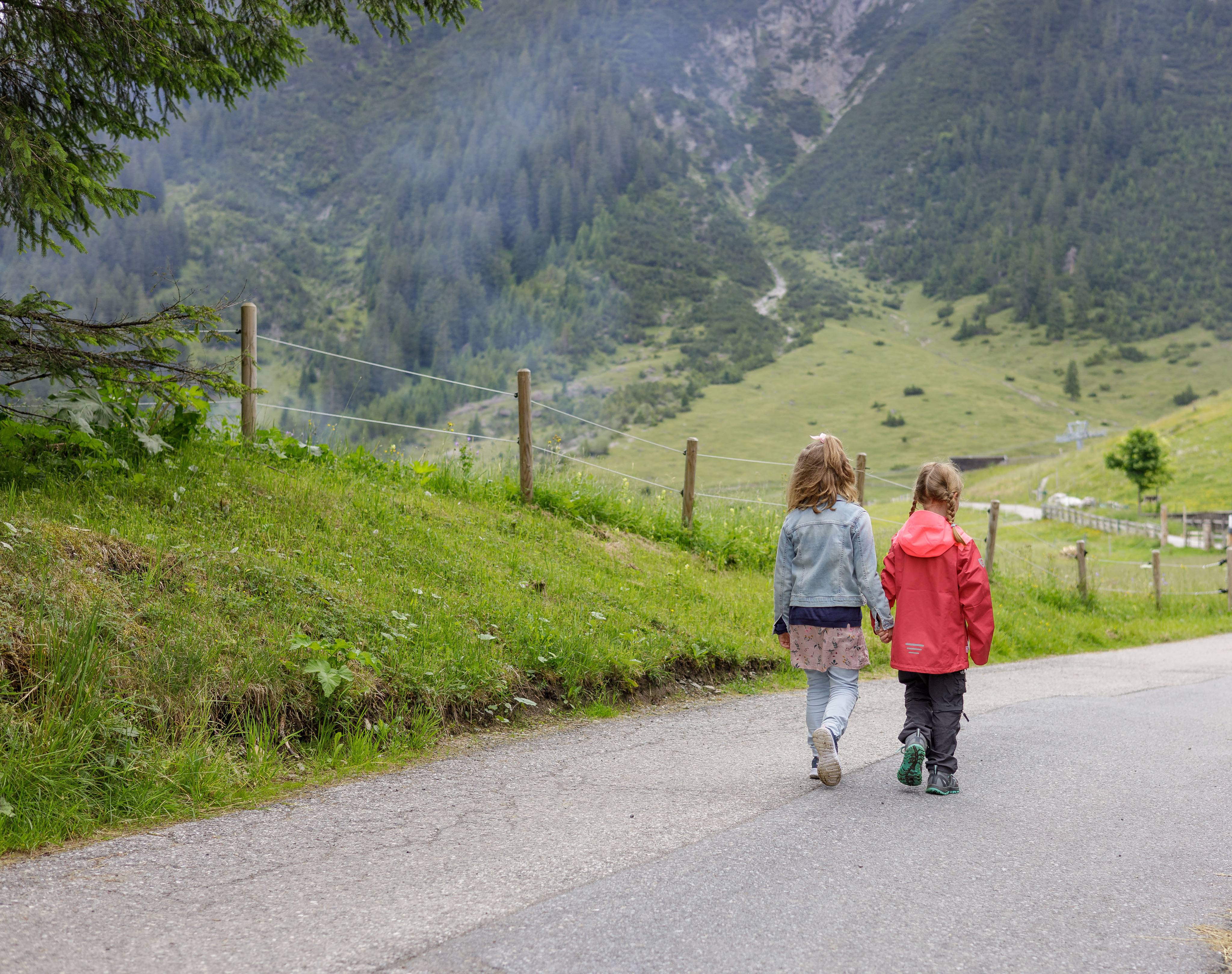 Kinder spazieren Straße herunter
