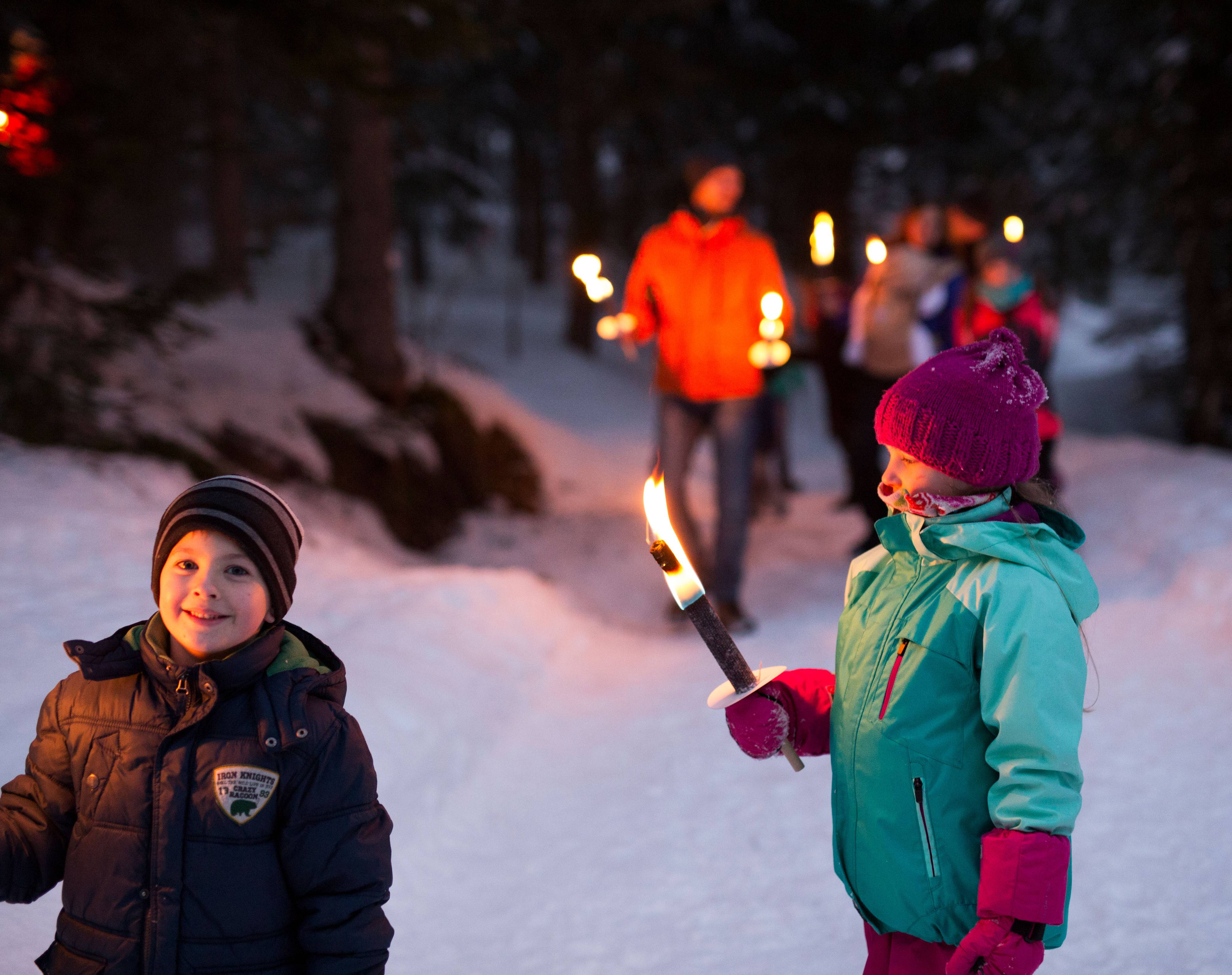 Fackelwanderung durch den Schnee in Berwang, Tirol