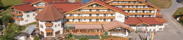 Panoramablick über das Familotel Kaiserhof in Tirol