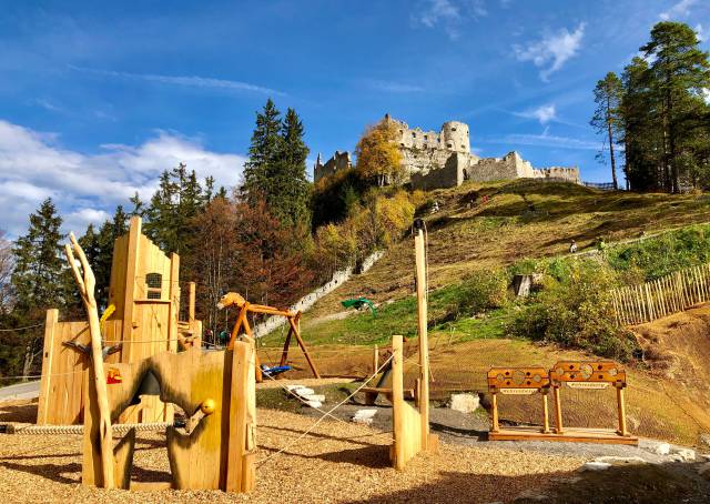 Holzspielsplatz vor Schloss