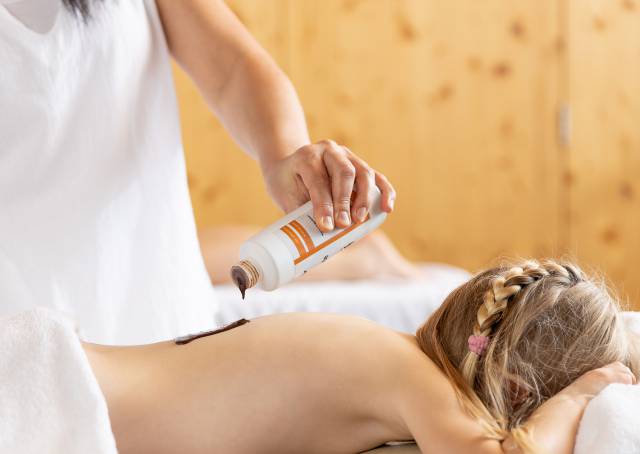 Kind bekommt Massage im Familotel Kaiserhof in Tirol