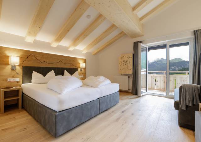 Doppelzimmer mit Balkon im Familotel Kaiserhof in Berwang