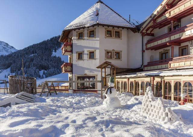 Außenansicht vom verschneiten Kaiserhof