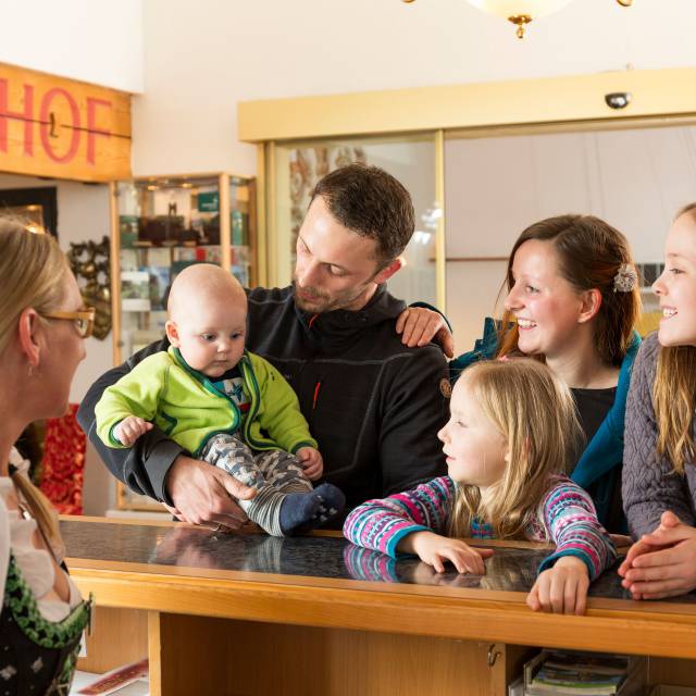 Familie beim Check-In im Familotel Kaiserhof in Tirol