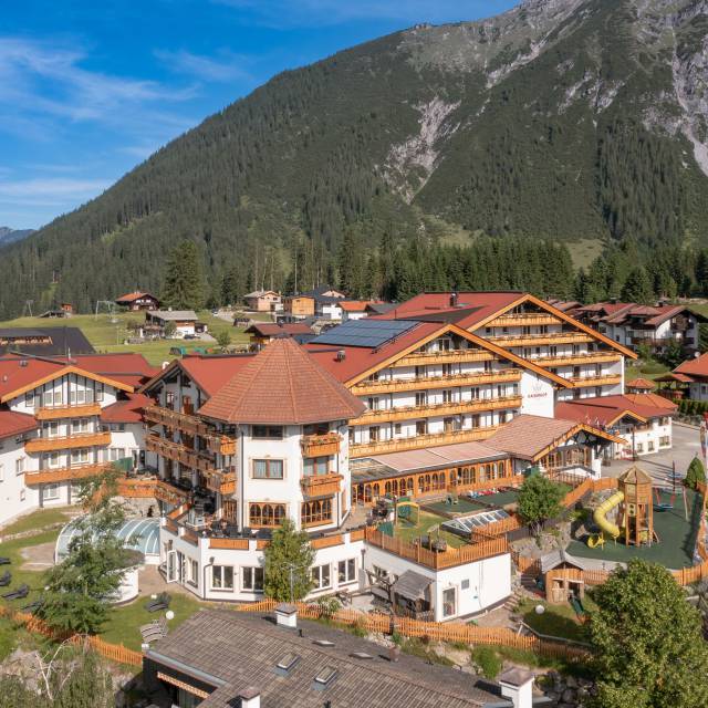 Panoramablick über das Familotel Kaiserhof in Tirol