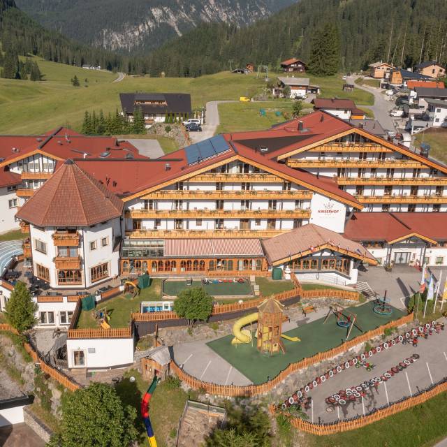 Panoramablick über das Familotel Kaiserhof in Tirol