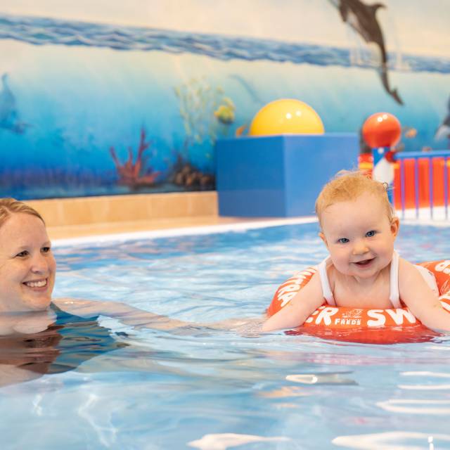 Baby im Schwimmreifen im Pool des Familotel Kaiserhof