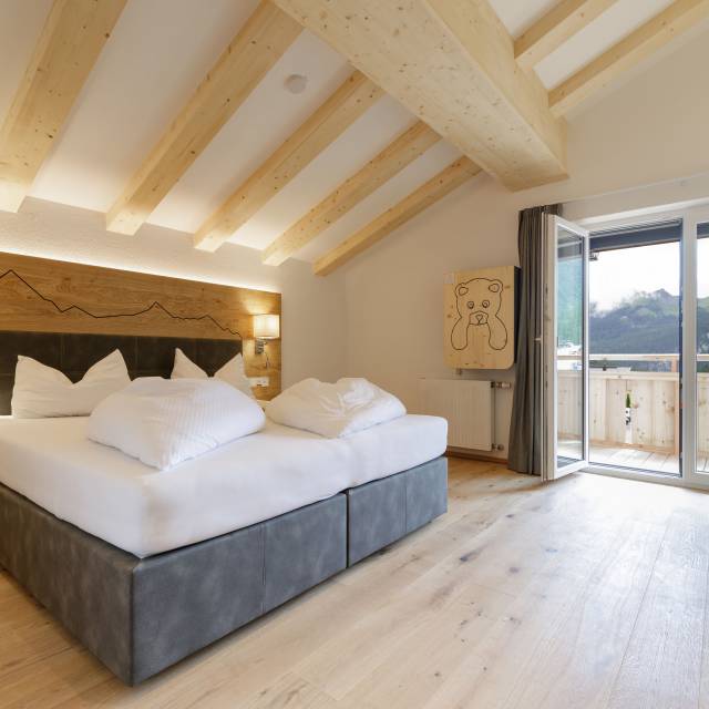 Doppelzimmer mit Balkon im Familotel Kaiserhof in Tirol