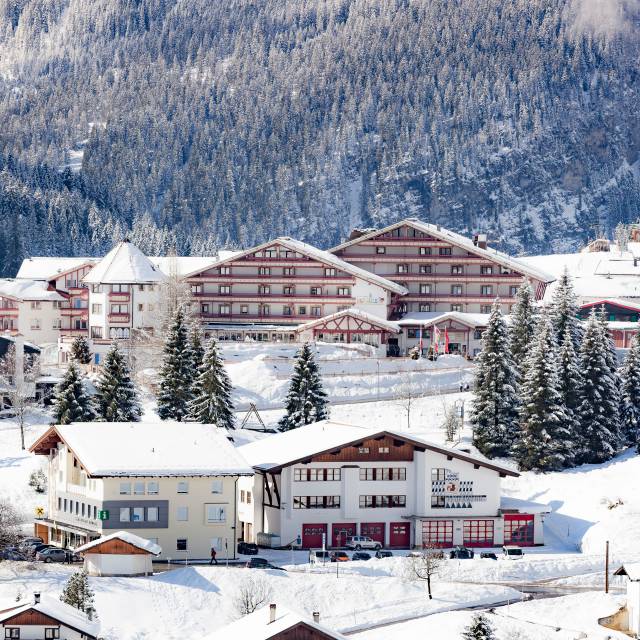 Verschneites Familotel Kaiserhof in Berwang, Tirol