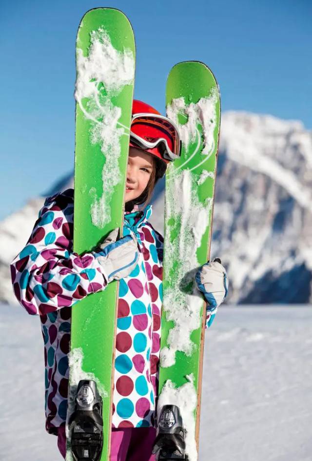 Kind mit Ski in der Hand in der Zugspitz-Arena