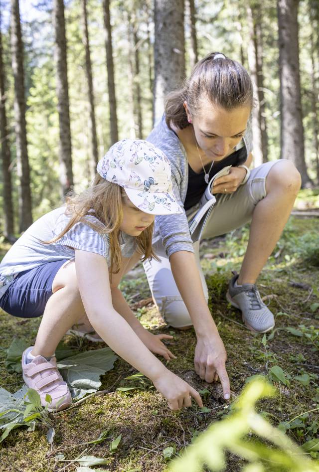 Mutter und Kind im Wald in Berwang