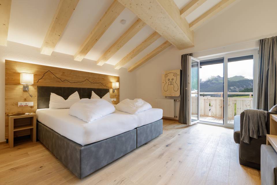 Doppelzimmer mit Balkon im Familotel Kaiserhof in Tirol