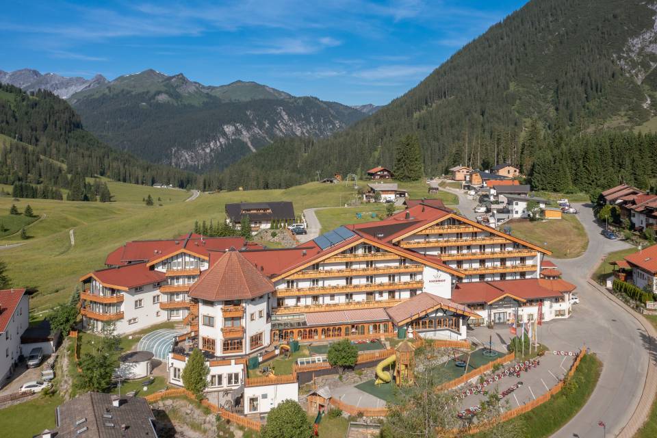 Panoramablick über das Familotel Kaiserhof in Tirol