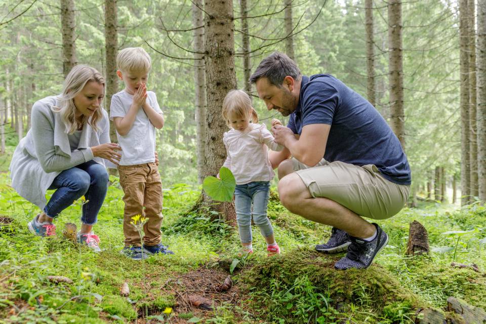 Familie im Wald