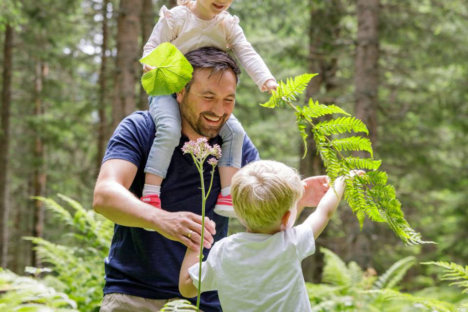 Mann mit zwei Kindern im Wald