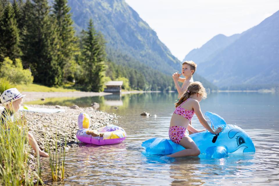 Kinder baden im Heiterwanger See in Berwang, Tirol
