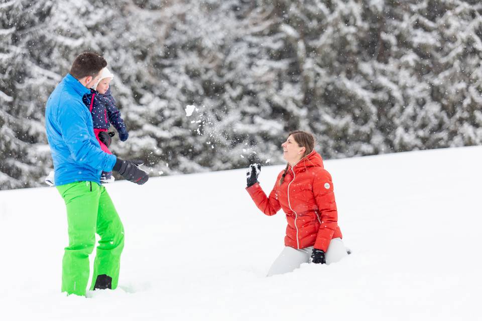 Familie spielt im Schnee