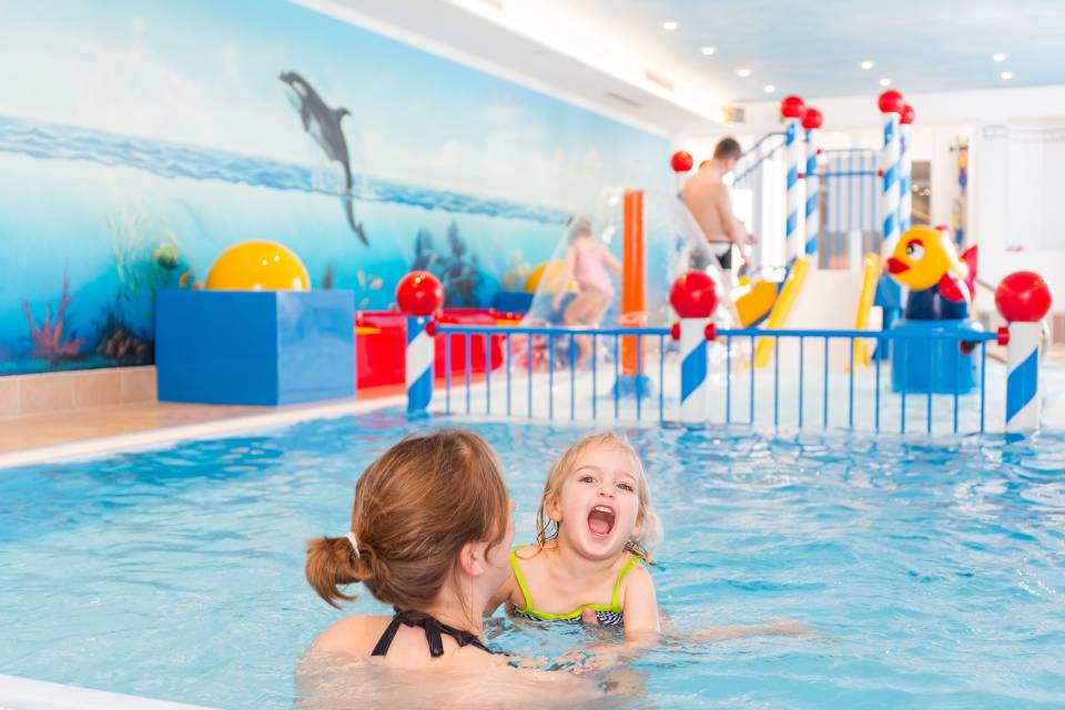 Mutter und Kind im Kinderschwimmbecken im Familotel Kaiserhof