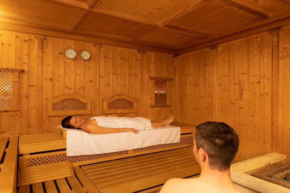 Paar in Holzsauna im Wellnesshotel Kaiserhof