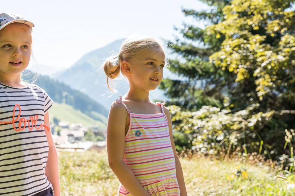 Kinder stehen auf Wiese