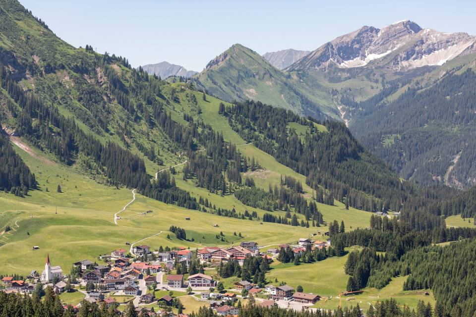 Panoramablick über das Familotel Kaiserhof in Berwang