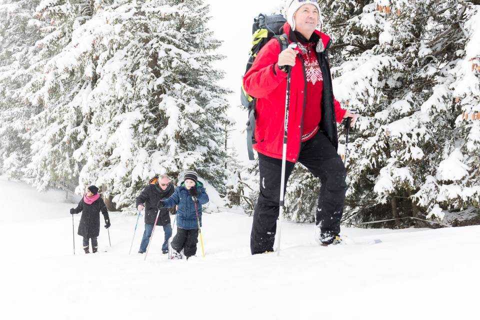 Familie beim Schneeschuhwandern in Berwang, Tirol