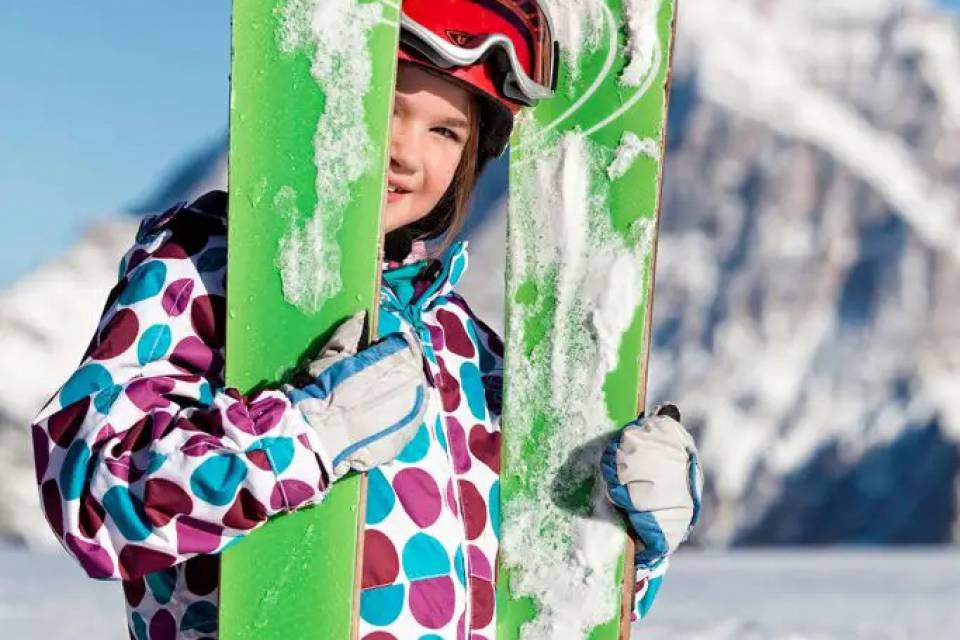 Kind mit Ski in der Hand in der Zugspitz-Arena