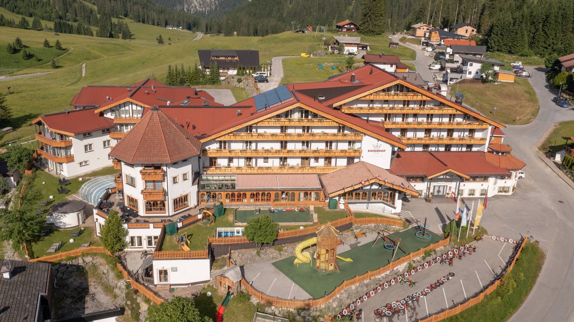 Panoramablick über das Familotel Kaiserhof in Tirol