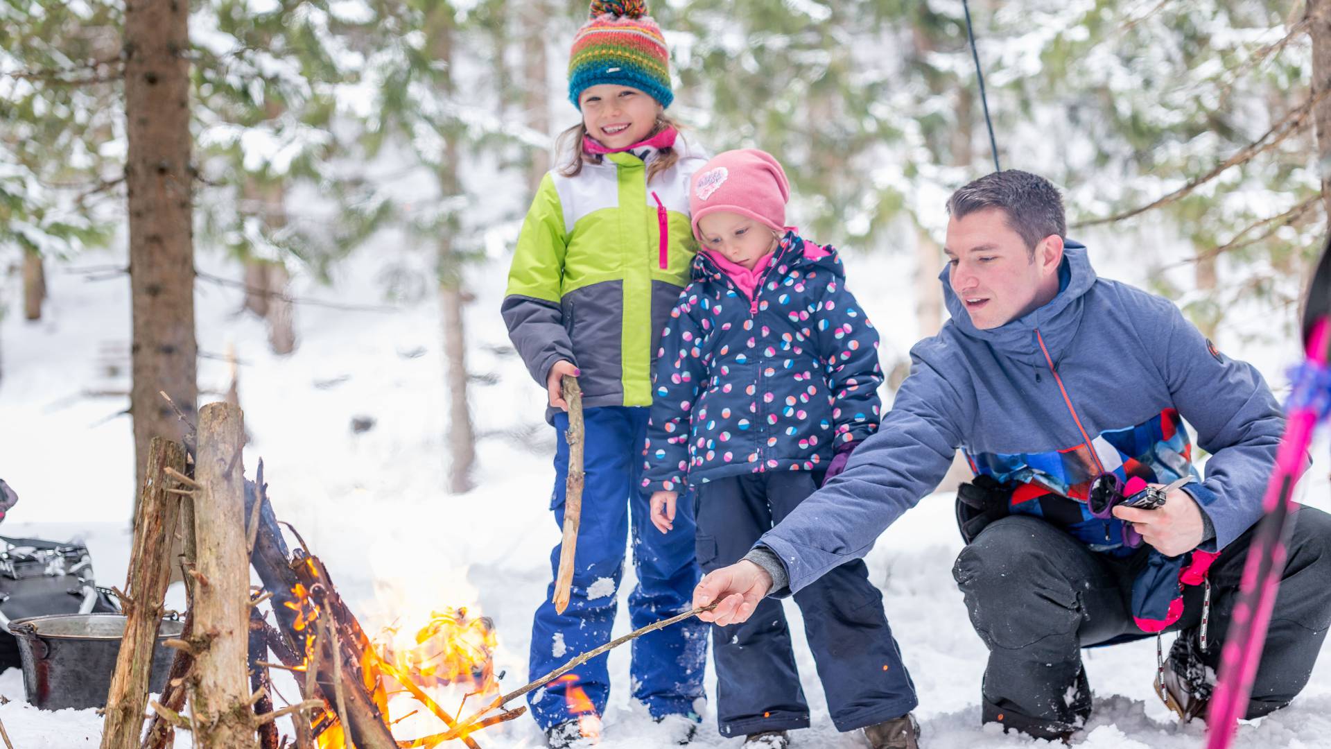 Lagerfeuer im Winter für ein gelungenes Winterabenteuer im Freien.