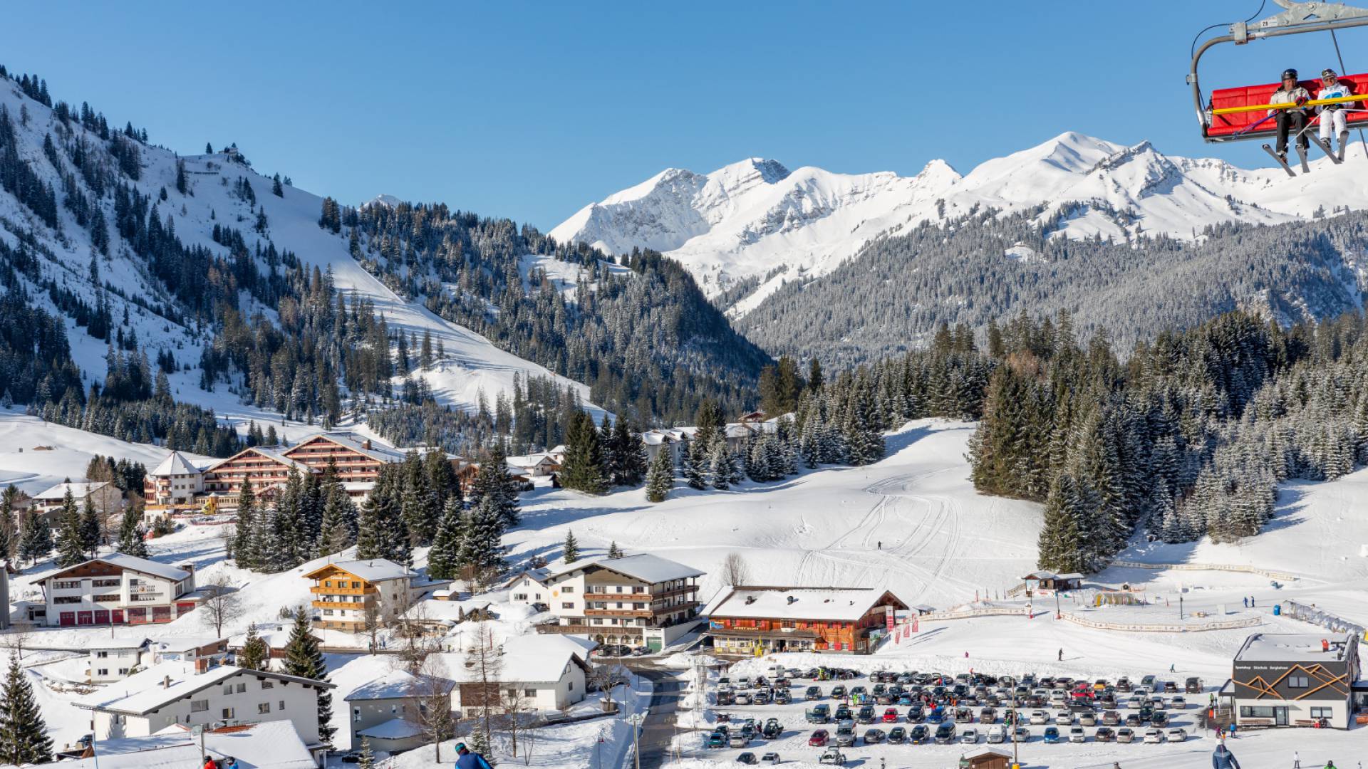 Am Skihang mit Blick auf den Kaiserhof und Berwang