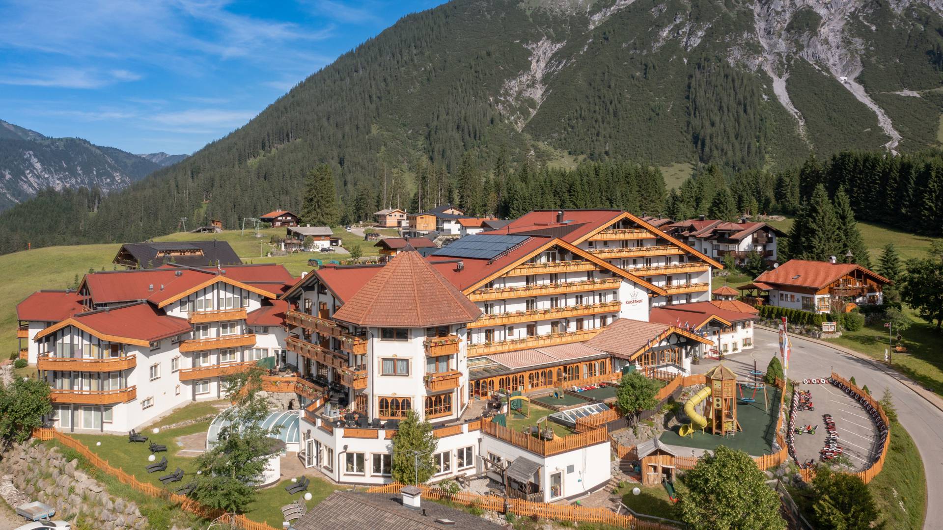 Panoramablick über das Familotel Kaiserhof in Tirol